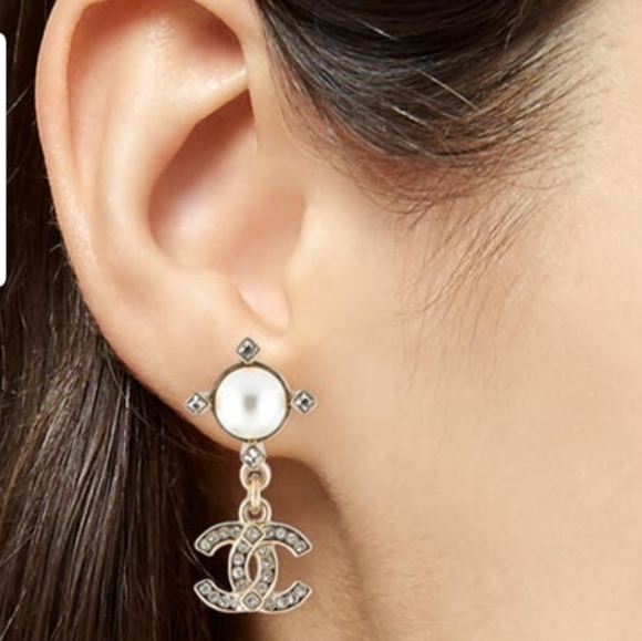 SOLD!!! Pearl & CC charms Gold Tone Earnings - Picture 5 of 9